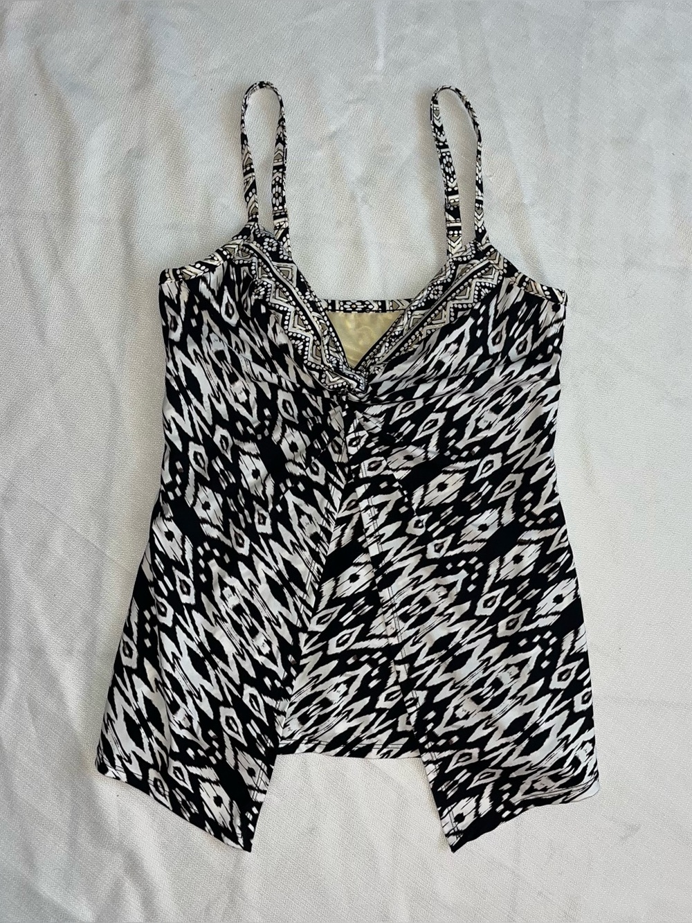 Miraclesuit Tankini Tiki Love Knot Underwire Flyaway Control Swimsuit Top 14 B&W